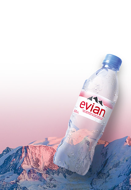 evian Wasser ist von der Natur geschaffen mit schneebedeckter Berg als Hintergrund